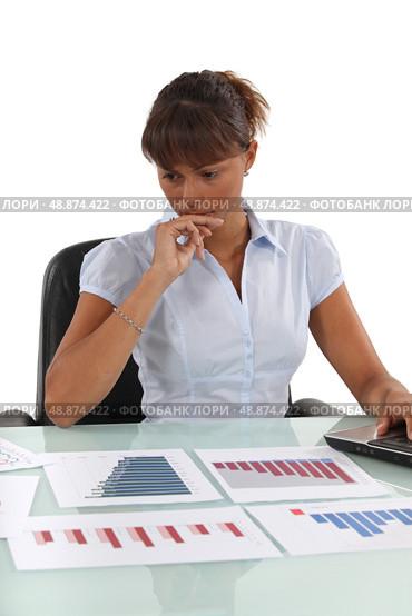 Concerned office worker working with bar charts. Стоковое фото, агентство Ingram Publishing / Фотобанк Лори