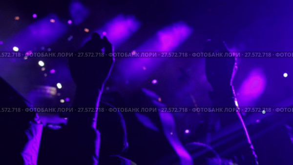 Concert crowd at a rock festival. Стоковое видео, видеограф Roman Larchikov / Фотобанк Лори