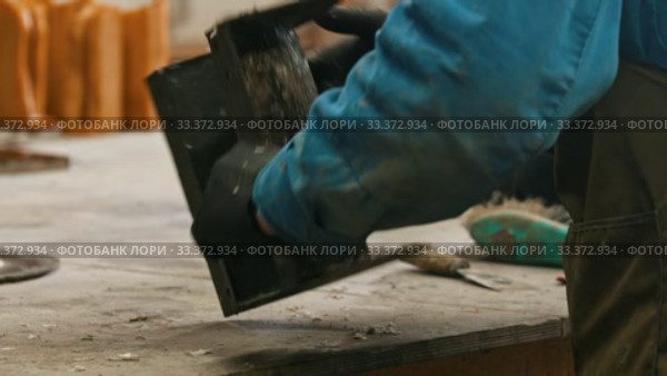 Concrete industry in the workshop - a man working with a chisel to clean up the form. Стоковое видео, видеограф Константин Шишкин / Фотобанк Лори