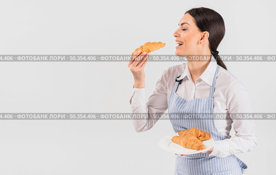 confectioner woman tasting croissant. Стоковое фото, агентство Ingram Publishing / Фотобанк Лори