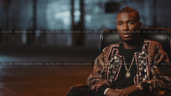 Confident rapper talking and looking at camera. Стоковое видео, видеограф Данил Руденко / Фотобанк Лори