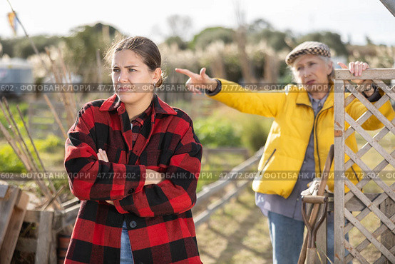 Conflict between female neighbors in country farm. Стоковое фото, фотограф Яков Филимонов / Фотобанк Лори