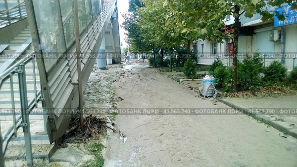 Consequences of the strongest downpour in the city of Novorossiysk. Riot of the elements. Mud deposits on the streets. (2016 год). Редакционное фото, фотограф Леонид Еремейчук / Фотобанк Лори