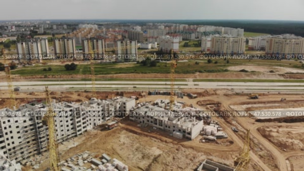 Construction of apartment buildings. Drone view. Стоковое видео, видеограф Mikhail Davidovich / Фотобанк Лори