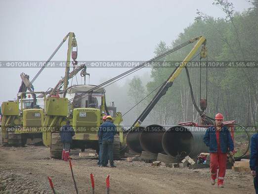 Construction of gas pipeline on the ground. Стоковое фото, фотограф Леонид Еремейчук / Фотобанк Лори