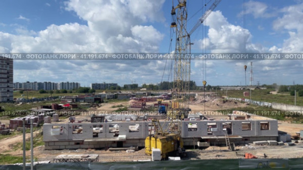 Construction site, structural steel beam build large residential buildings. Workers are engaged in laying the foundation. Стоковое видео, видеограф Ирина Старикова / Фотобанк Лори