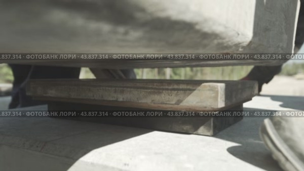 Construction work, raising the frame structure строительные работы, поднятие крупной конструкции. Стоковое видео, видеограф Опока Алексей / Фотобанк Лори