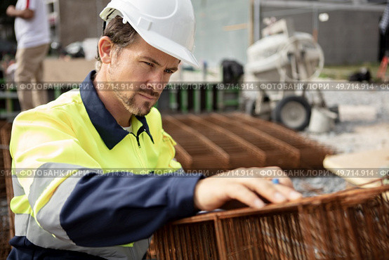 construction worker building foundations focused. Стоковое фото, агентство Ingram Publishing / Фотобанк Лори