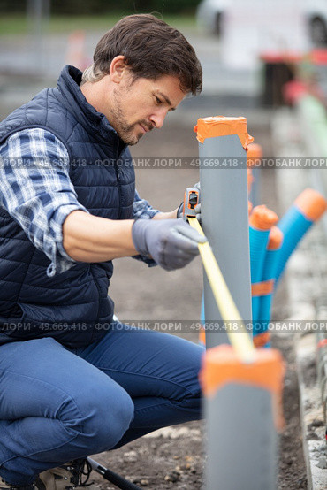 construction worker during foundation formwork. Стоковое фото, агентство Ingram Publishing / Фотобанк Лори