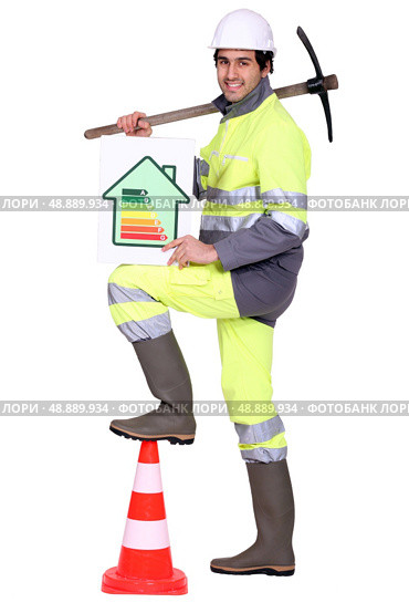 Construction worker holding a pickaxe. Стоковое фото, агентство Ingram Publishing / Фотобанк Лори
