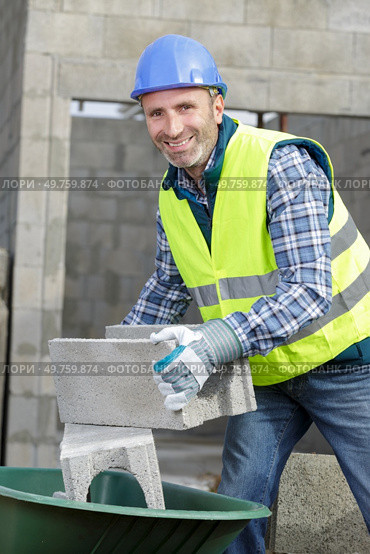 construction worker on a building industry construction site. Стоковое фото, агентство Ingram Publishing / Фотобанк Лори