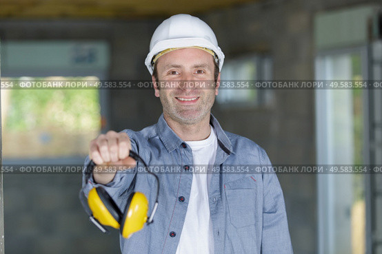construction worker with noise cancelling earphones. Стоковое фото, агентство Ingram Publishing / Фотобанк Лори