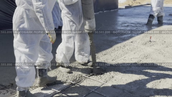 Construction workers pour concrete from a concrete pump. Стоковое видео, видеограф Igor Skripachev / Фотобанк Лори