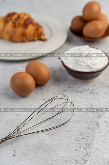 Cooked bread with ingredients Eggs and tapioca flour in a cup. Selective focus. Стоковое фото, агентство Ingram Publishing / Фотобанк Лори