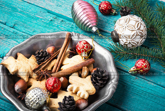 Cookies for Christmas. Homemade Christmas cookies and New Year attributes. Стоковое фото, агентство Ingram Publishing / Фотобанк Лори