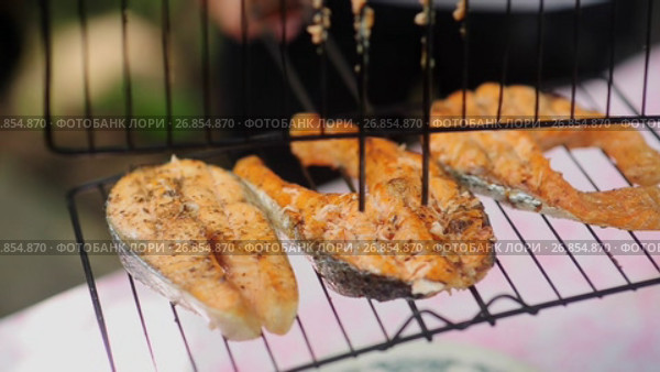 Cooking grilled fish. Стоковое видео, видеограф Алексей / Фотобанк Лори