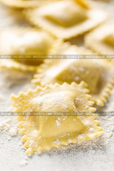 Cooking ravioli on a floured kitchen table. Стоковое фото, агентство Ingram Publishing / Фотобанк Лори