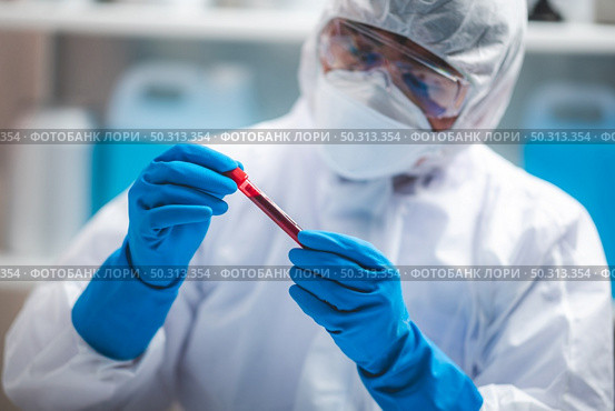 coronavirus covid-19 blood test concept, 2019-nCoV virus checking in medical laboratory with blood test tubes, researcher holding blood sample for testing in hospital lab. Стоковое фото, агентство Ingram Publishing / Фотобанк Лори