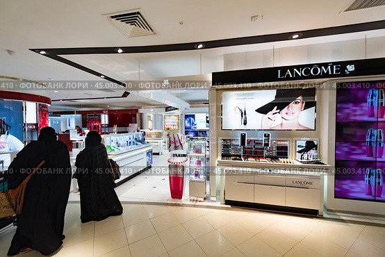 Cosmetics store in Suria KLCC, Kuala Lumpur (2016 год). Редакционное фото, фотограф Александр Подшивалов / Фотобанк Лори