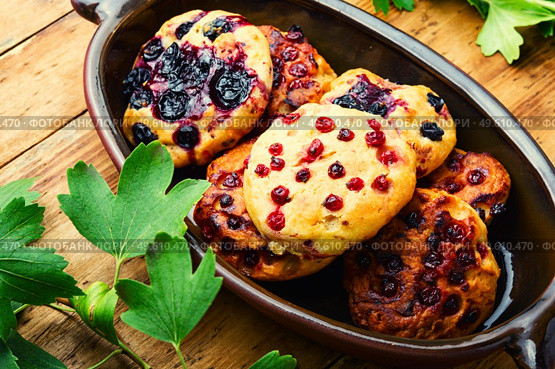 Cottage cheese pancakes or syrniki with summer berries. Curd pancakes with red and black currants on rural wooden table. Homemade syrniki with currants. Стоковое фото, агентство Ingram Publishing / Фотобанк Лори
