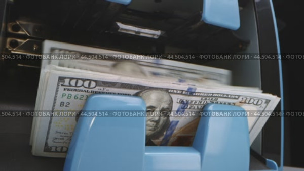 Counting cash at a bank ATM in the city during the afternoon on a busy weekday morning. Стоковое видео, видеограф Сергей Толмачёв / Фотобанк Лори