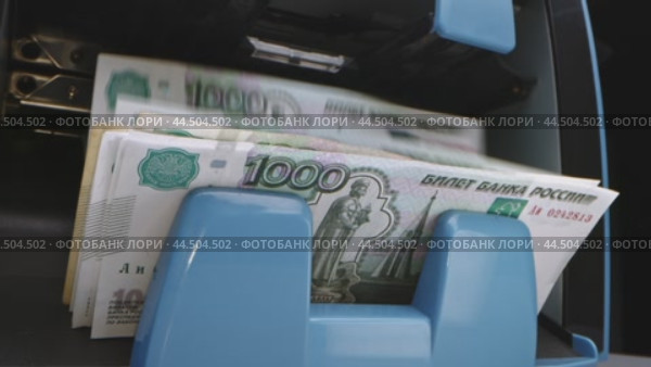 Counting cash at a bank ATM while depositing one thousand rubles in Moscow during peak afternoon hours. Стоковое видео, видеограф Сергей Толмачёв / Фотобанк Лори