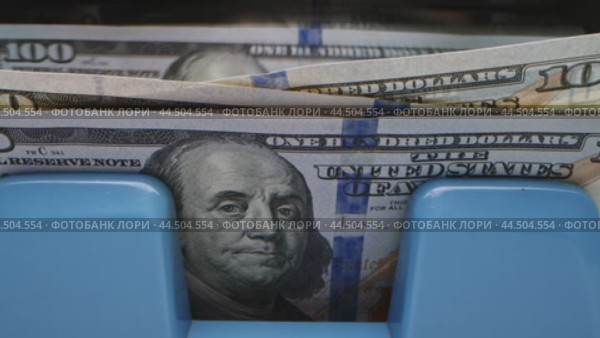 Counting cash in a bank with close-up shots of hundred-dollar bills during a busy afternoon. Стоковое видео, видеограф Сергей Толмачёв / Фотобанк Лори