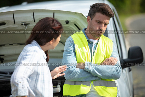 couple argue after their car has broken down. Стоковое фото, агентство Ingram Publishing / Фотобанк Лори