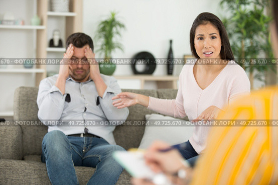 couple arguing at home needs couples therapy. Стоковое фото, агентство Ingram Publishing / Фотобанк Лори