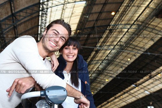 couple at train station. Стоковое фото, агентство Ingram Publishing / Фотобанк Лори