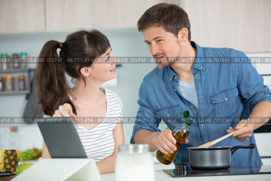 couple cooking togheter with digital tablet. Стоковое фото, агентство Ingram Publishing / Фотобанк Лори