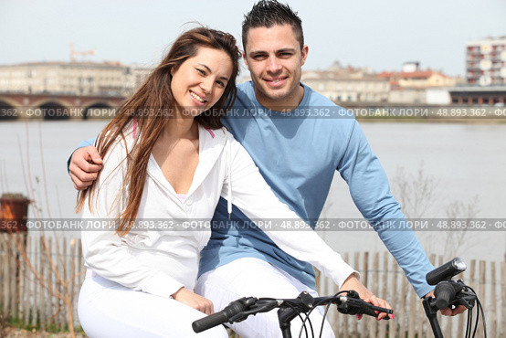 Couple cycling. Стоковое фото, агентство Ingram Publishing / Фотобанк Лори