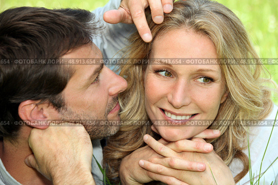 Couple in love lying in the grass. Стоковое фото, агентство Ingram Publishing / Фотобанк Лори