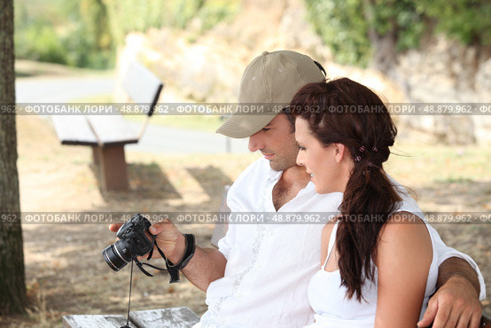 Couple looking at photos. Стоковое фото, агентство Ingram Publishing / Фотобанк Лори
