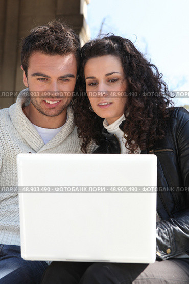 Couple looking at their laptop. Стоковое фото, агентство Ingram Publishing / Фотобанк Лори