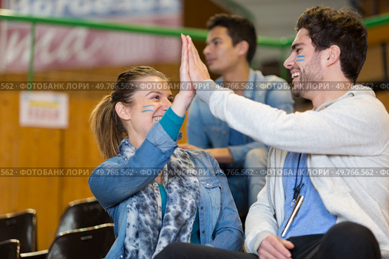couple of supporters high fiving each other. Стоковое фото, агентство Ingram Publishing / Фотобанк Лори