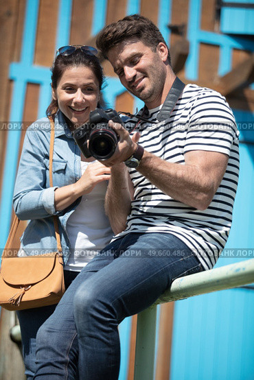 couple of tourists is exploring new city together making photo. Стоковое фото, агентство Ingram Publishing / Фотобанк Лори