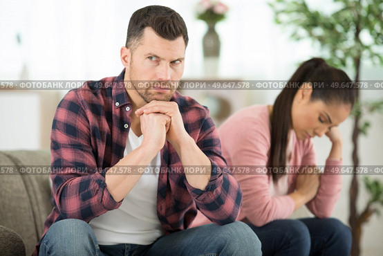 couple on the sofa ignoring each other after an argument. Стоковое фото, агентство Ingram Publishing / Фотобанк Лори