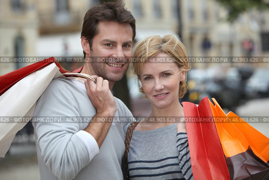 Couple out shopping together. Стоковое фото, агентство Ingram Publishing / Фотобанк Лори