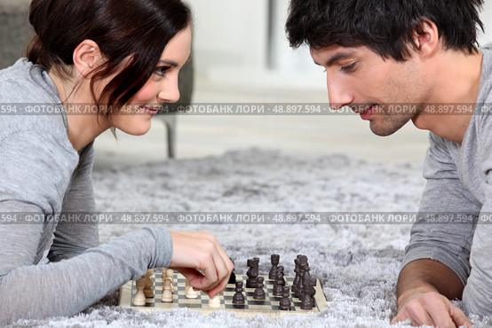 Couple playing chess. Стоковое фото, агентство Ingram Publishing / Фотобанк Лори