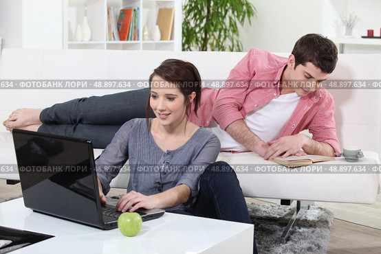 Couple relaxing at home. Стоковое фото, агентство Ingram Publishing / Фотобанк Лори