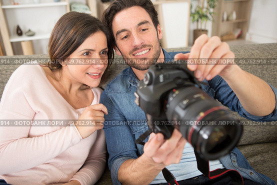 couple reviewing photos on a camera screen. Стоковое фото, агентство Ingram Publishing / Фотобанк Лори