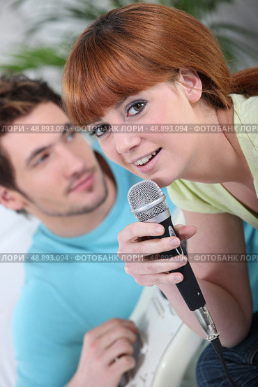 Couple singing karaoke. Стоковое фото, агентство Ingram Publishing / Фотобанк Лори