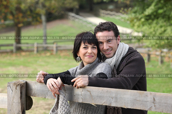 Couple strolling in the countryside. Стоковое фото, агентство Ingram Publishing / Фотобанк Лори