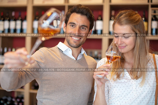 couple tasting a glass of  wine in traditional cellar. Стоковое фото, агентство Ingram Publishing / Фотобанк Лори