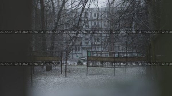 Courtyard-Well Trapped in a Web of Bare Branches. Стоковое видео, видеограф Поскребышев Михаил / Фотобанк Лори