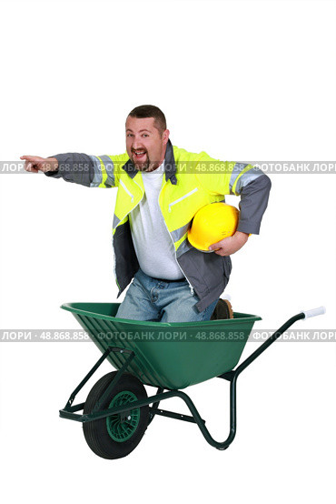 craftsman sitting in a wheelbarrow. Стоковое фото, агентство Ingram Publishing / Фотобанк Лори