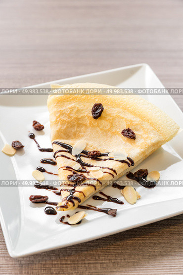 Crape with green tea ice cream with chocolate sauce. Стоковое фото, агентство Ingram Publishing / Фотобанк Лори