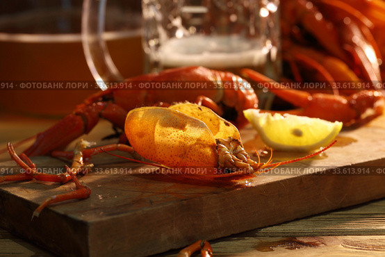 Crayfish with beer on a wooden table. Стоковое фото, фотограф Марина Володько / Фотобанк Лори