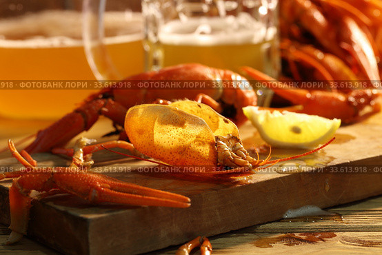 Crayfish with beer on a wooden table. Стоковое фото, фотограф Марина Володько / Фотобанк Лори